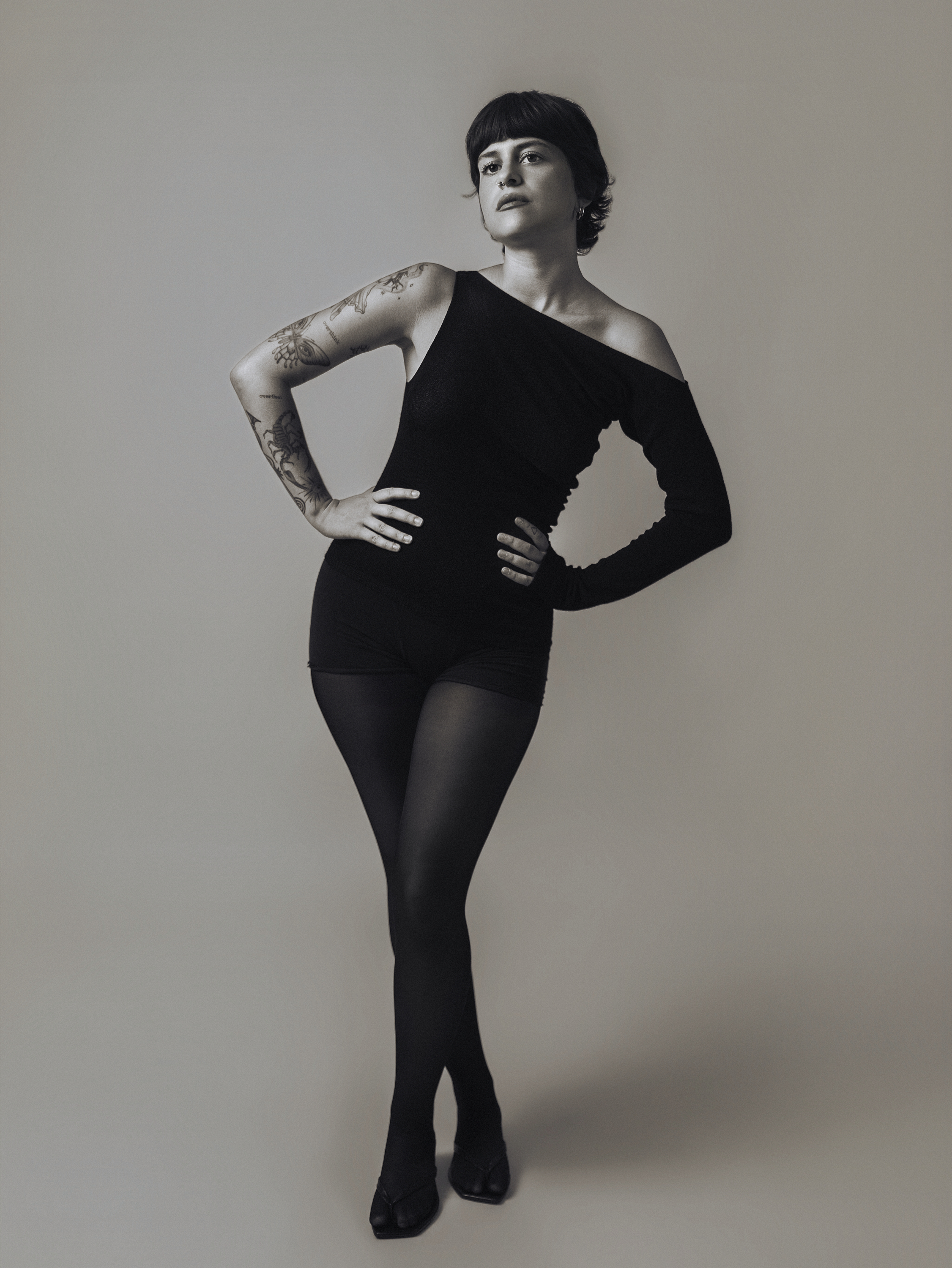 Anna Sofia Parazza — Figura intera in abito nero asimmetrico